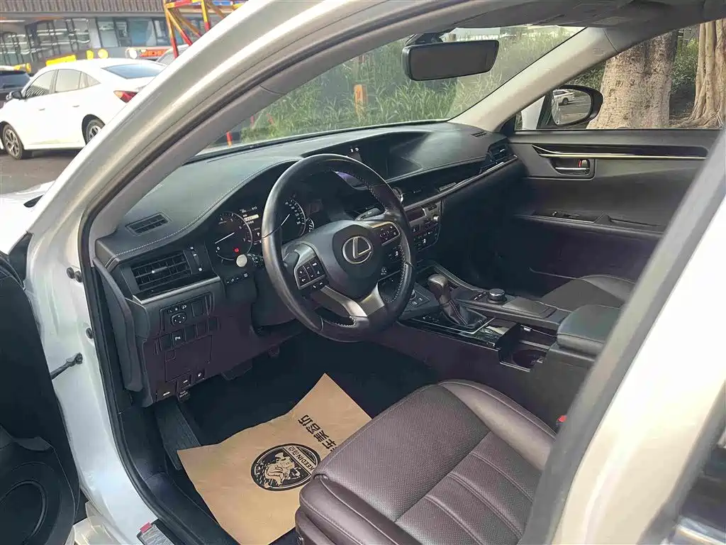 Lexus ES — миниатюра 12