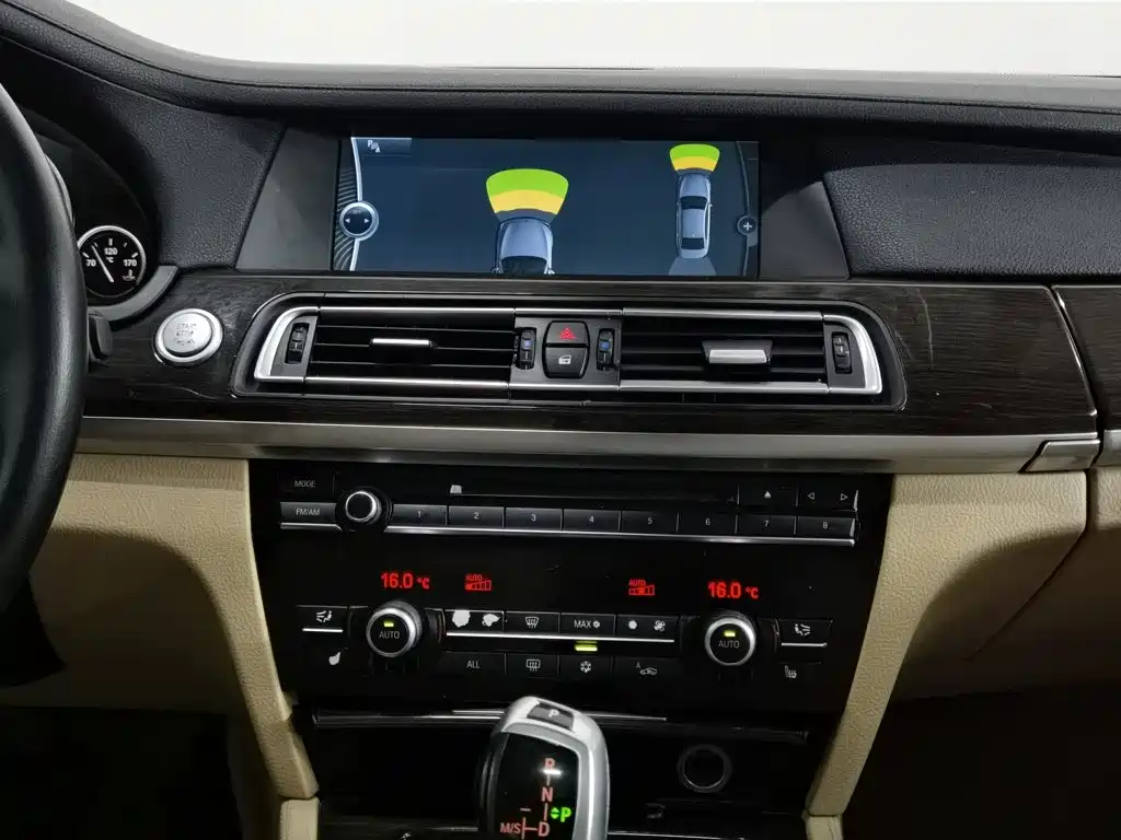 BMW 7 Series — миниатюра 12