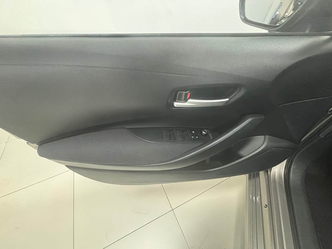 Toyota Corolla 1.2 л 2023 г. Серебристо-серый, пробег 23000 км
