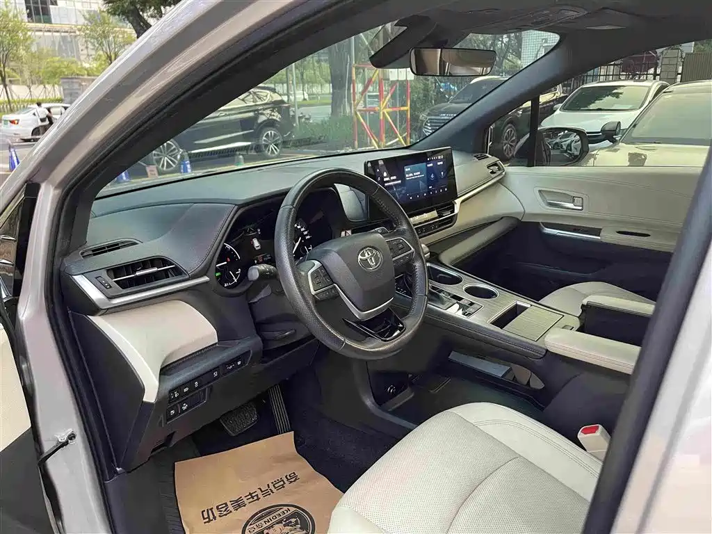 Toyota Sienna — миниатюра 10