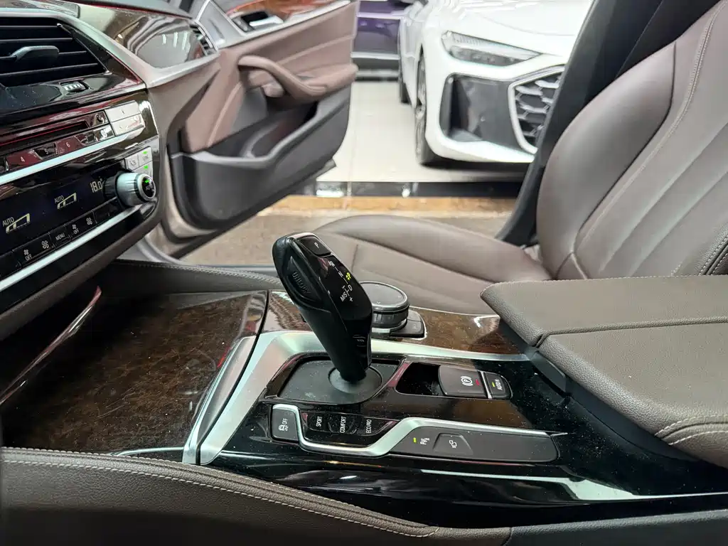 BMW 5 Series — миниатюра 11