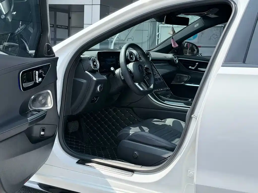 Mercedes-Benz C-Class 2024 — фото 4