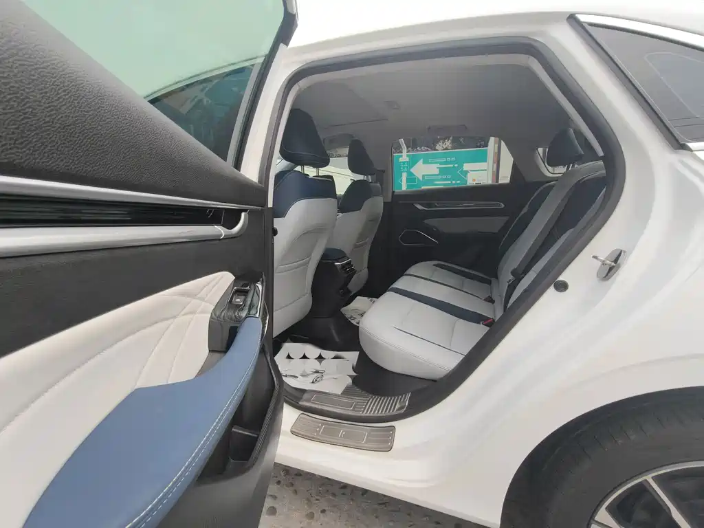 Geely Emgrand 2022 4 1.5L CVT Flagship