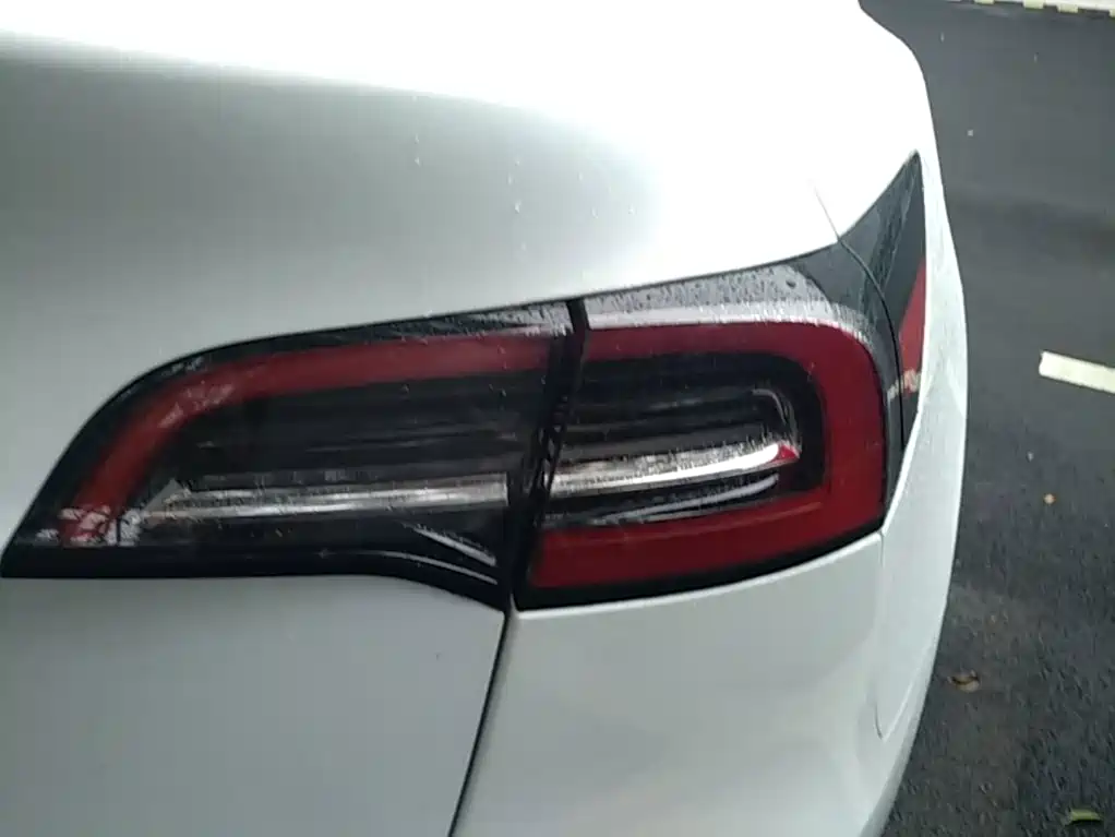 Tesla Model Y — миниатюра 8
