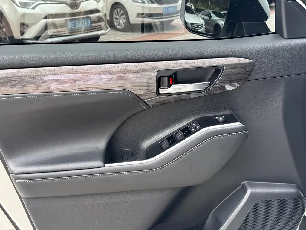 Toyota Crown Kluger — миниатюра 7