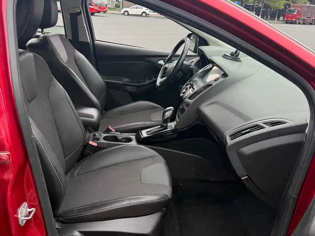 Ford Focus 2012 1.6L AT