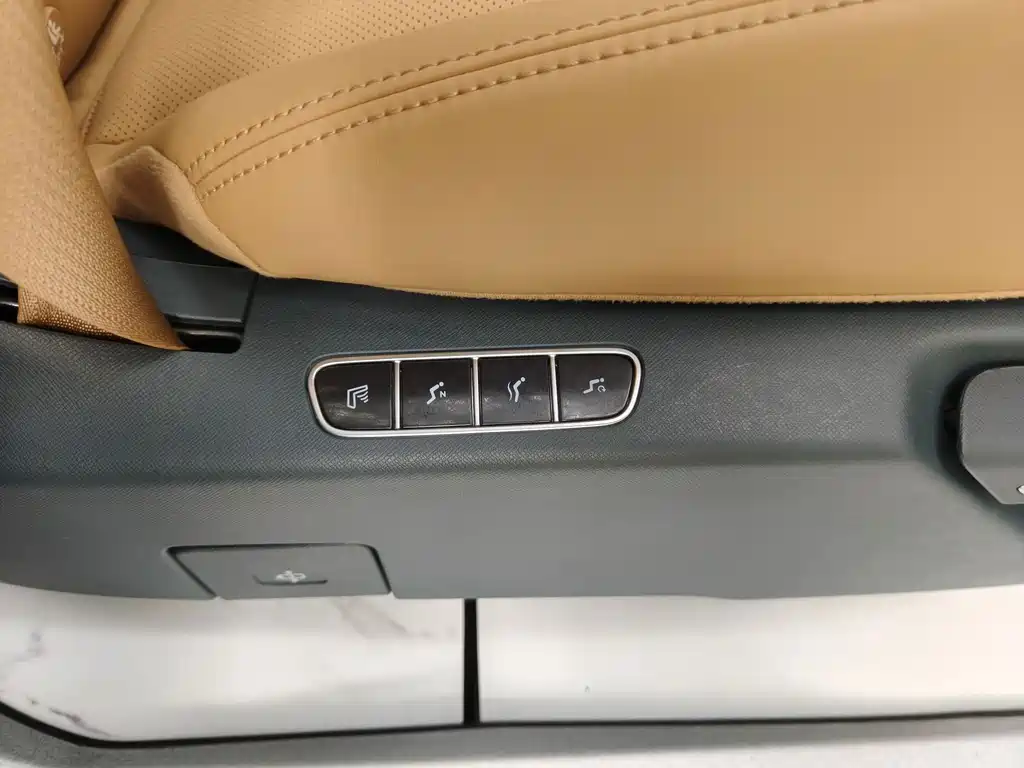 GAC Motor 传祺E8 PHEV — миниатюра 20
