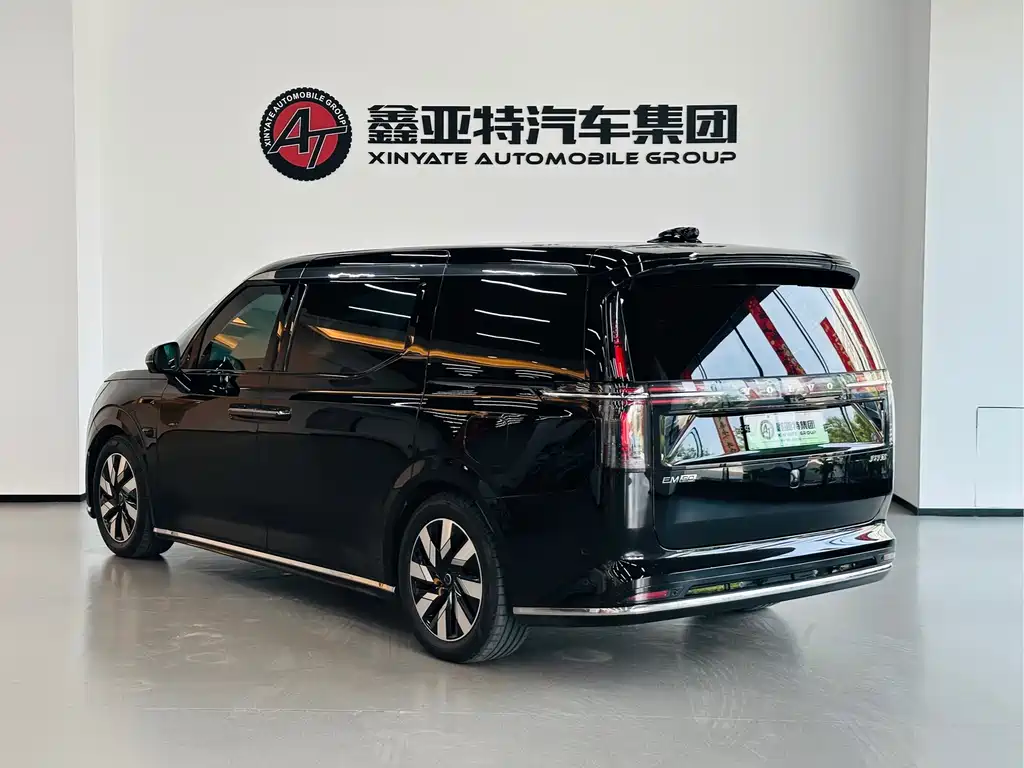Volvo EM90 2025 Ultra мест