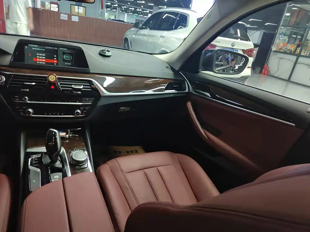 BMW 5 Series — миниатюра 11