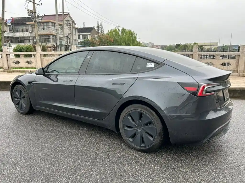 Tesla Model 3 — миниатюра 3