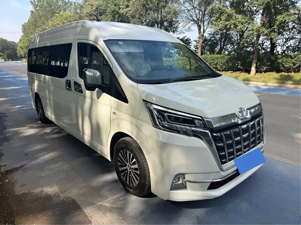 Toyota HiAce 2023 2.7L MT