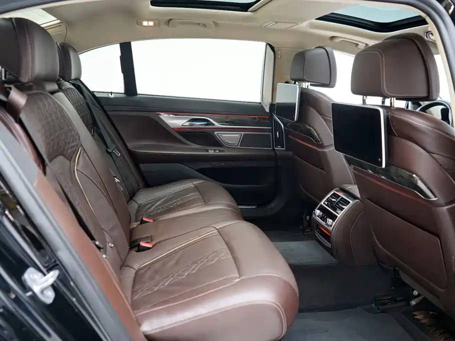BMW 7 Series — миниатюра 7