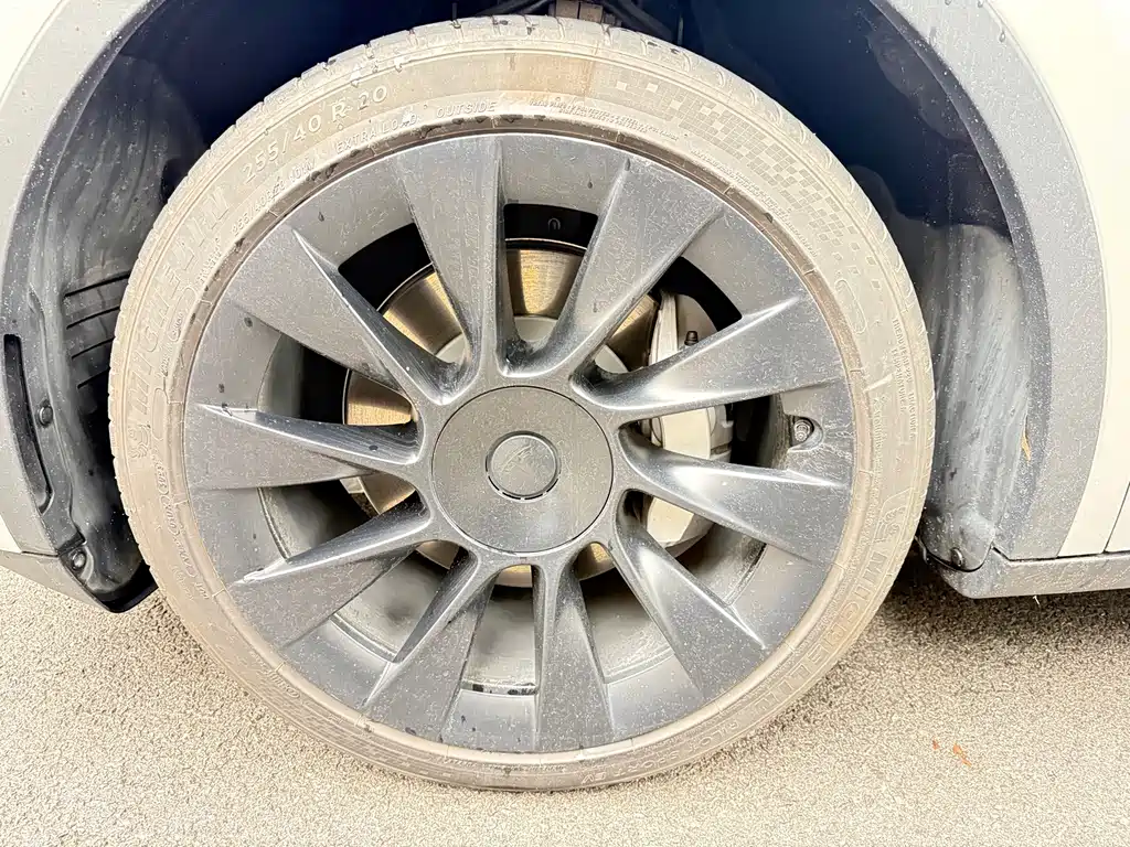 Tesla Model Y — миниатюра 20