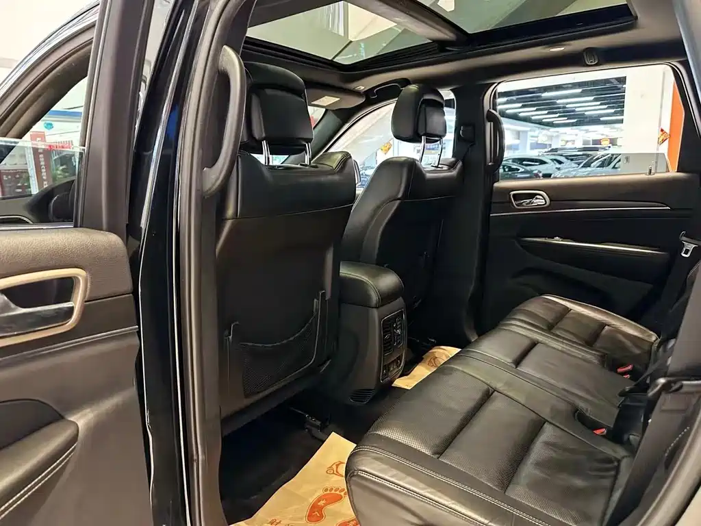 Jeep Grand Cherokee (Import) — миниатюра 8