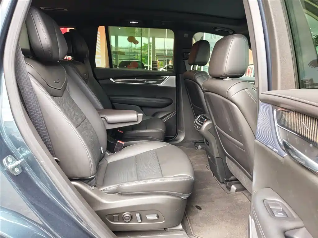 Cadillac XT6 2025 2.0T мест Luxury Executive