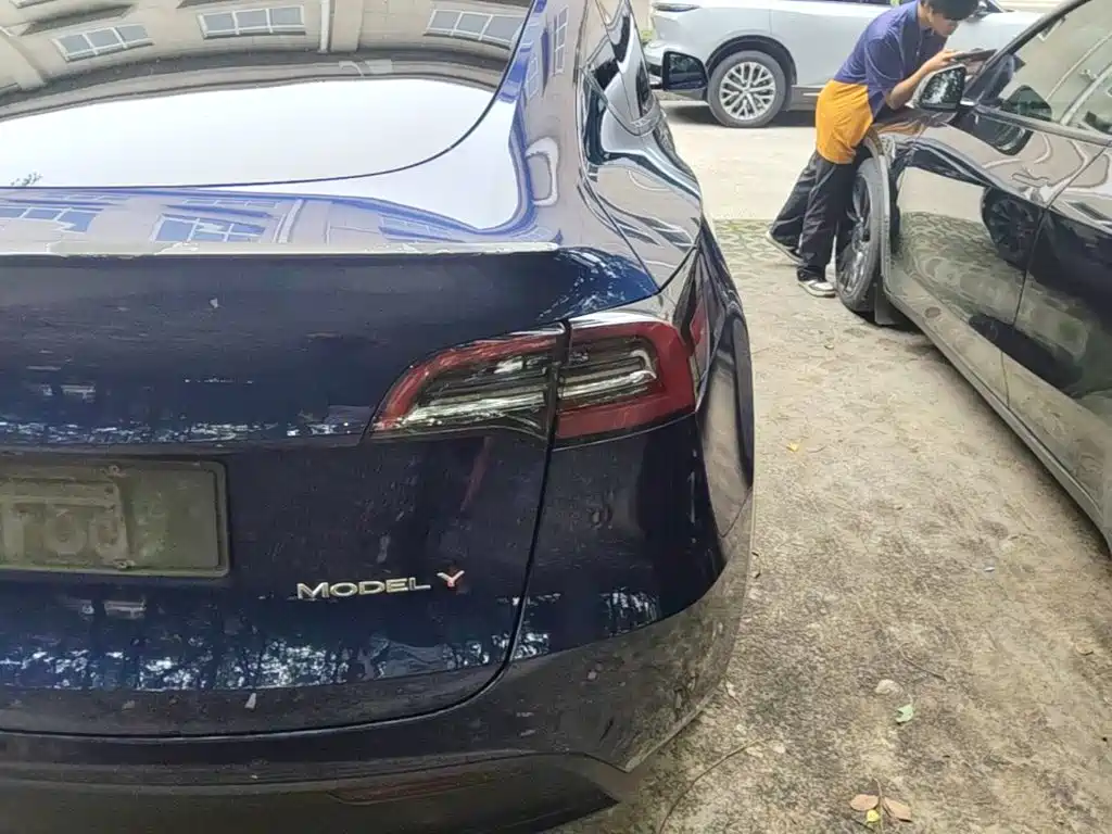 Tesla Model Y — миниатюра 8