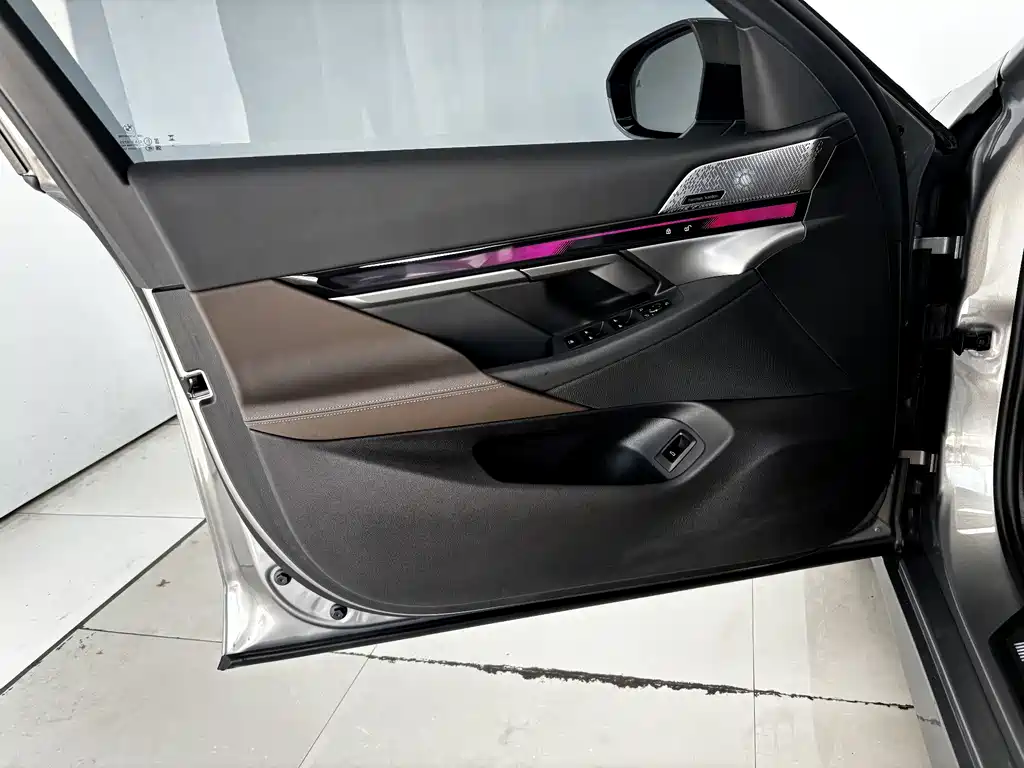 BMW 5 Series — миниатюра 9