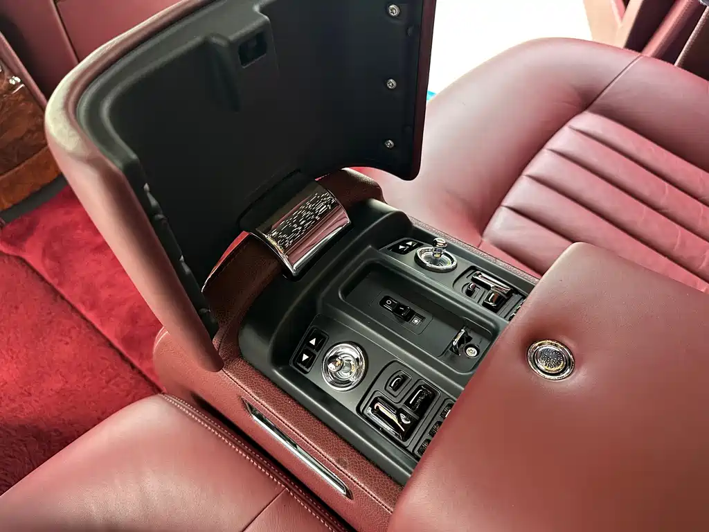 Rolls-Royce Phantom — миниатюра 10