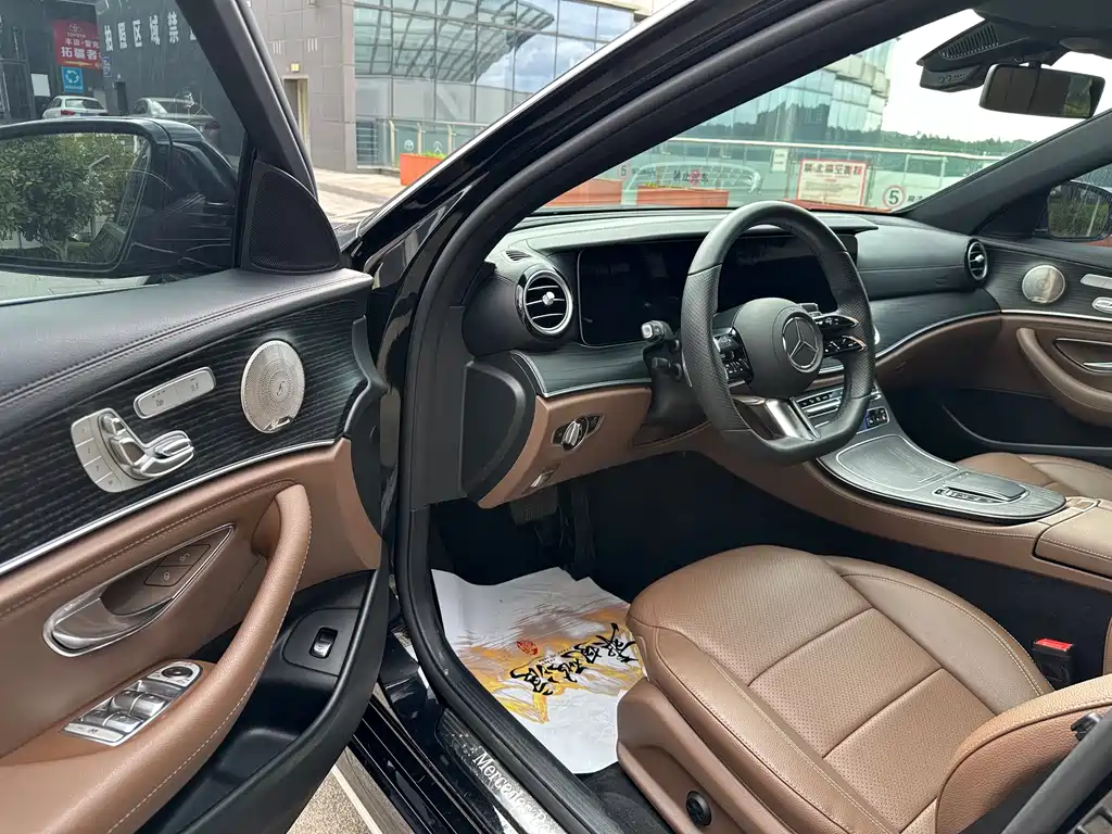 Mercedes-Benz E-Class — миниатюра 7