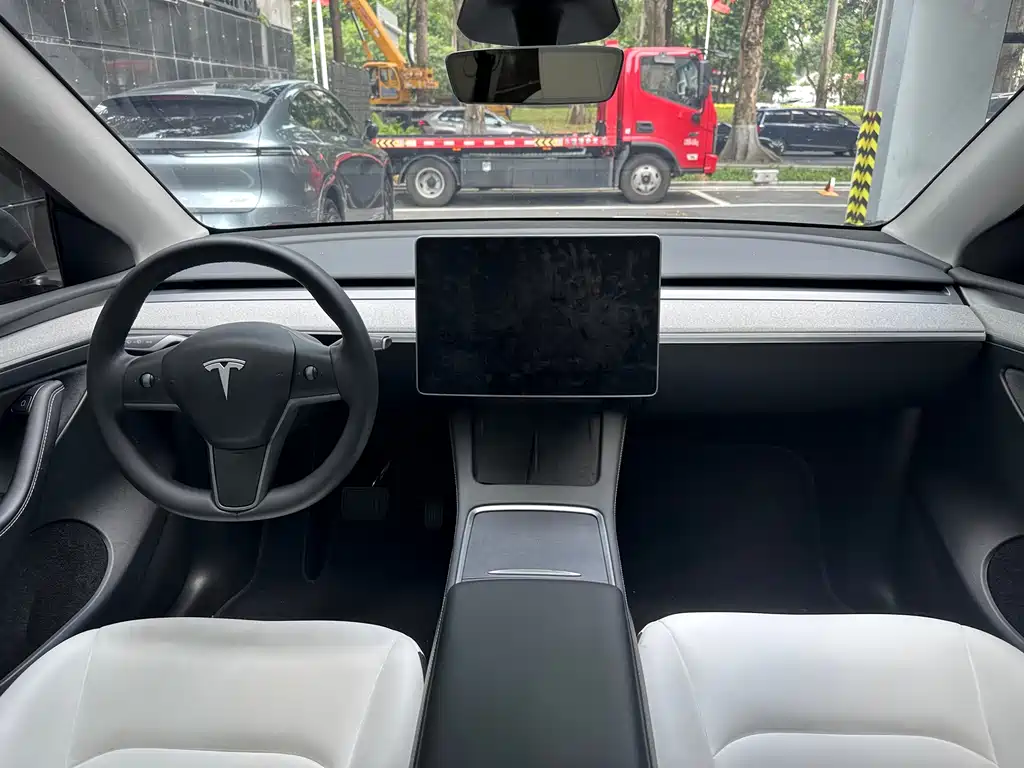 Tesla Model Y — миниатюра 6