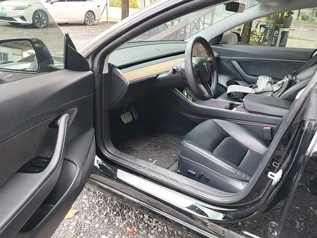 Tesla Model 3 — миниатюра 16