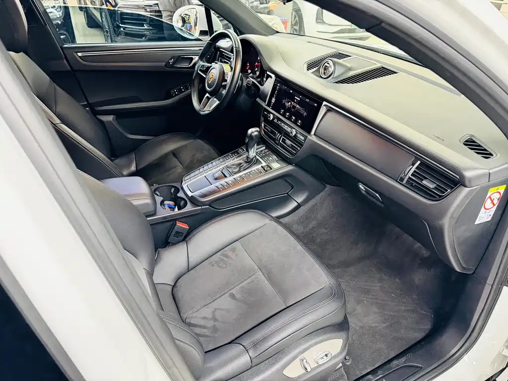 PORSCHE MACAN