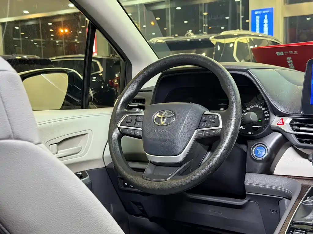 Toyota Granvia — миниатюра 14
