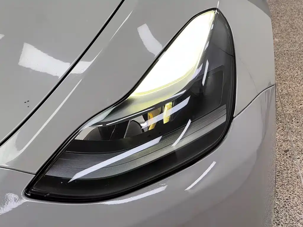 Tesla Model Y — миниатюра 10