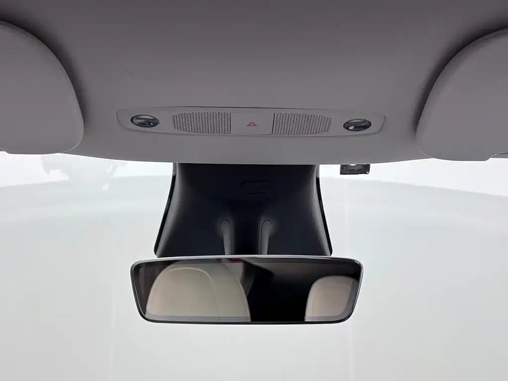 Tesla Model Y — миниатюра 35