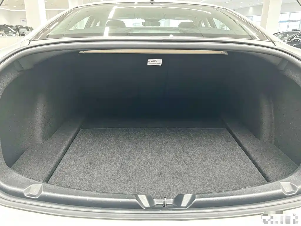 Tesla Model 3 — миниатюра 16