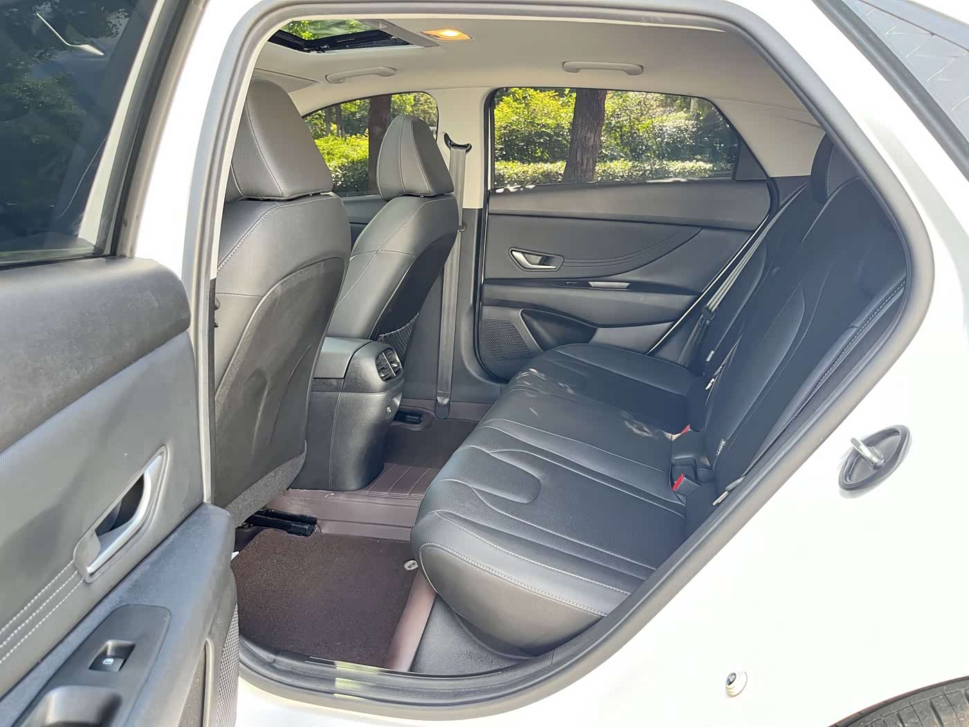 Hyundai Elantra 1.5 л 2024 г. Белый, пробег 17400 км