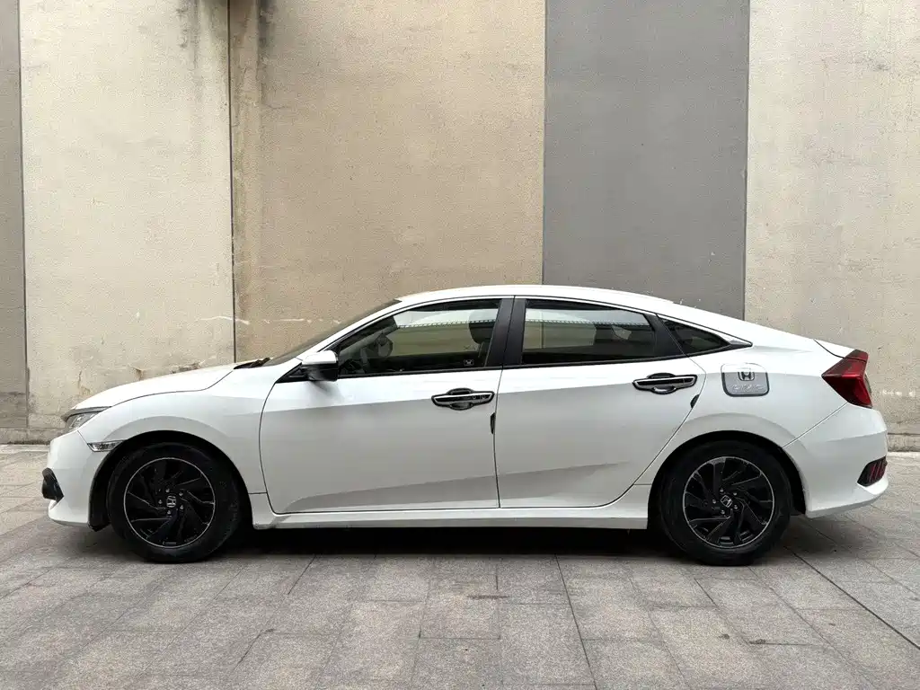 Honda Civic 2016 220TURBO MT Luxury