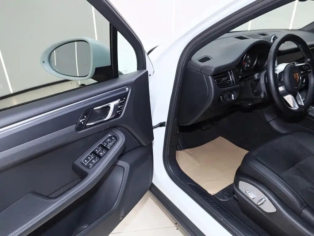 Porsche Macan — миниатюра 13