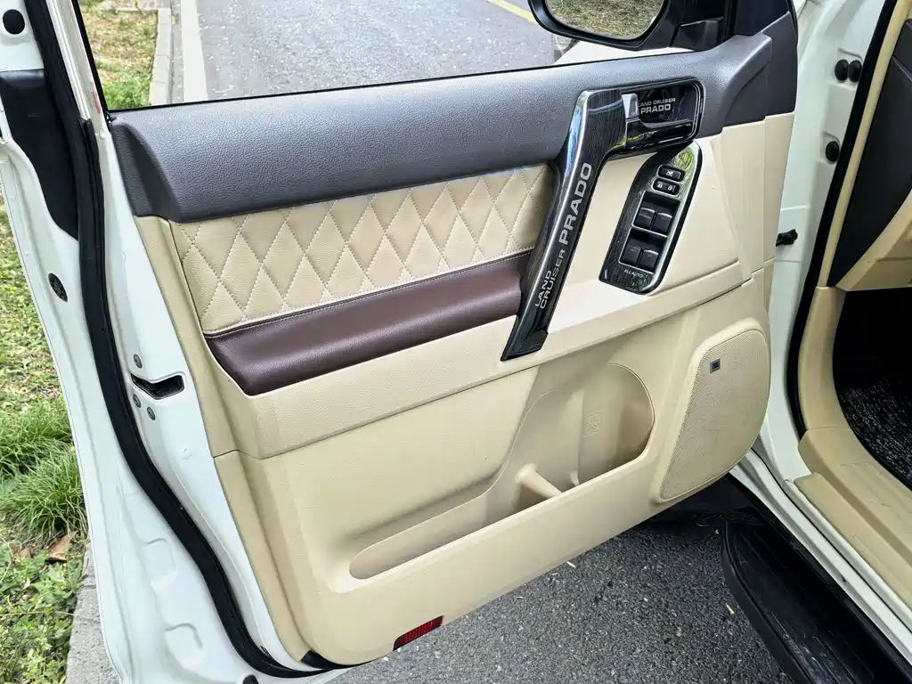 Toyota Land Cruiser Prado 2015 2.7L AT Standard
