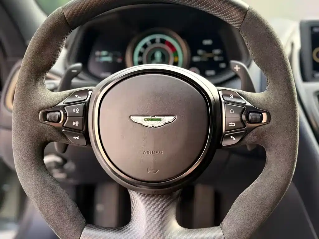 Aston Martin DB11 — миниатюра 3