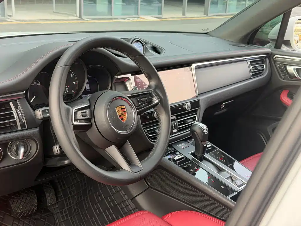 PORSCHE MACAN