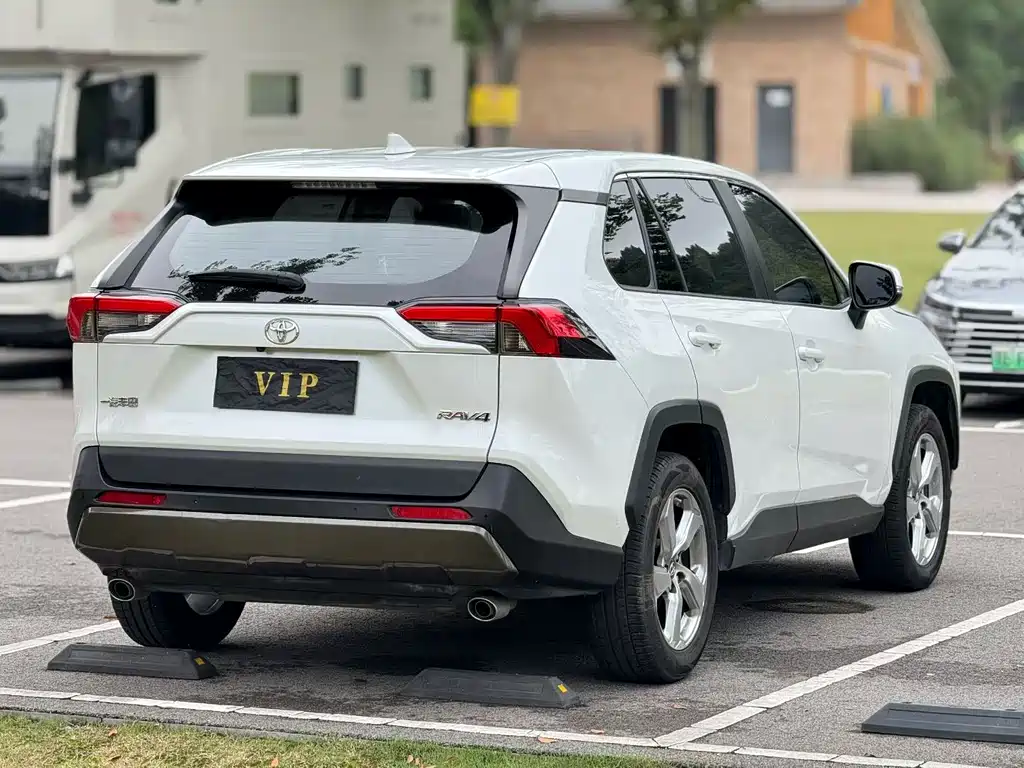 Toyota RAV4 — миниатюра 9