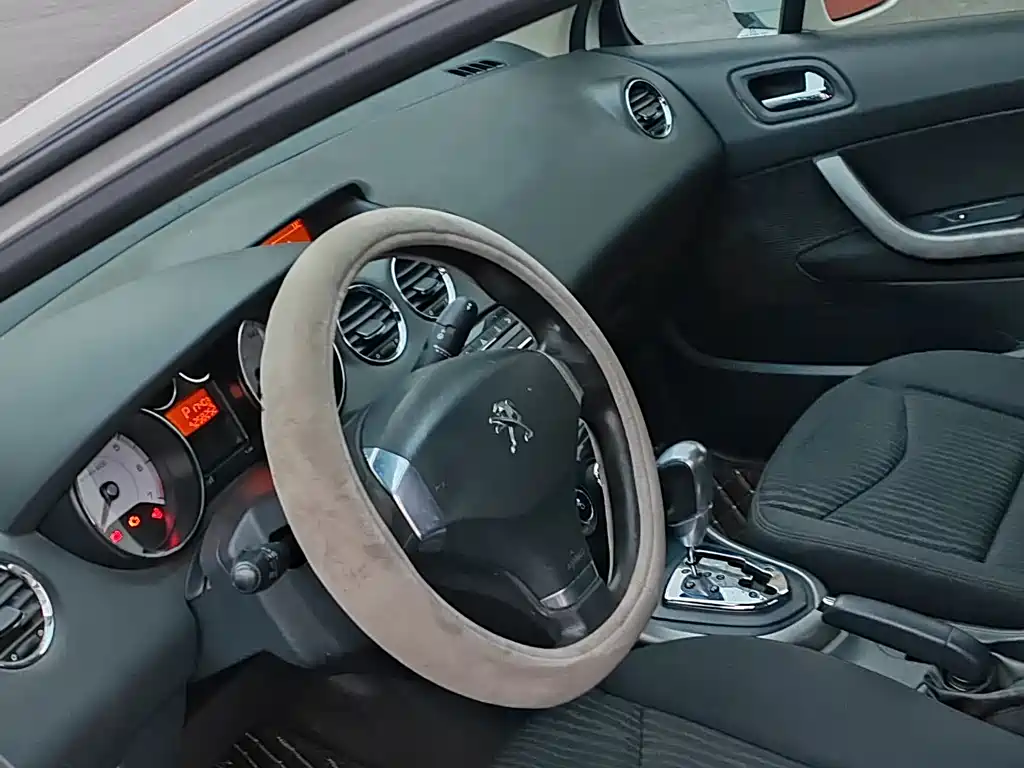 Peugeot 408 2013 1.6L AT Comfort