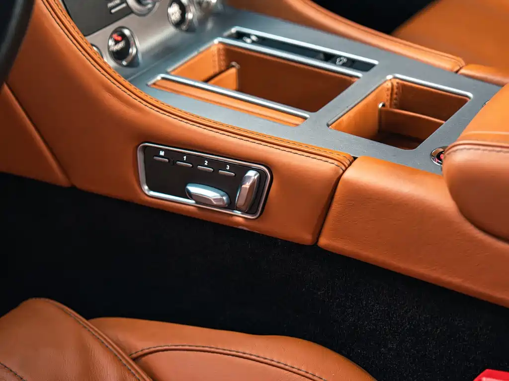 Aston Martin DB9 6.0L Coupe, фото 15