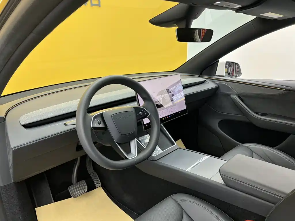 Tesla Model Y — миниатюра 40