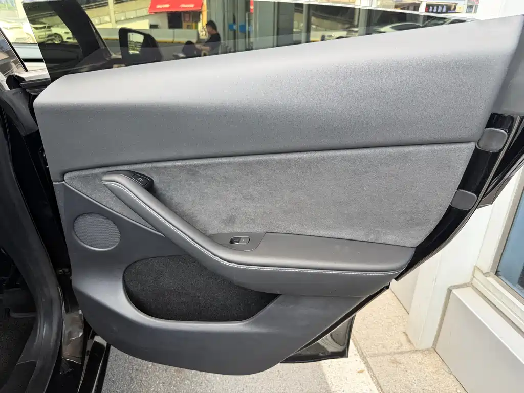 Tesla Model Y — миниатюра 17