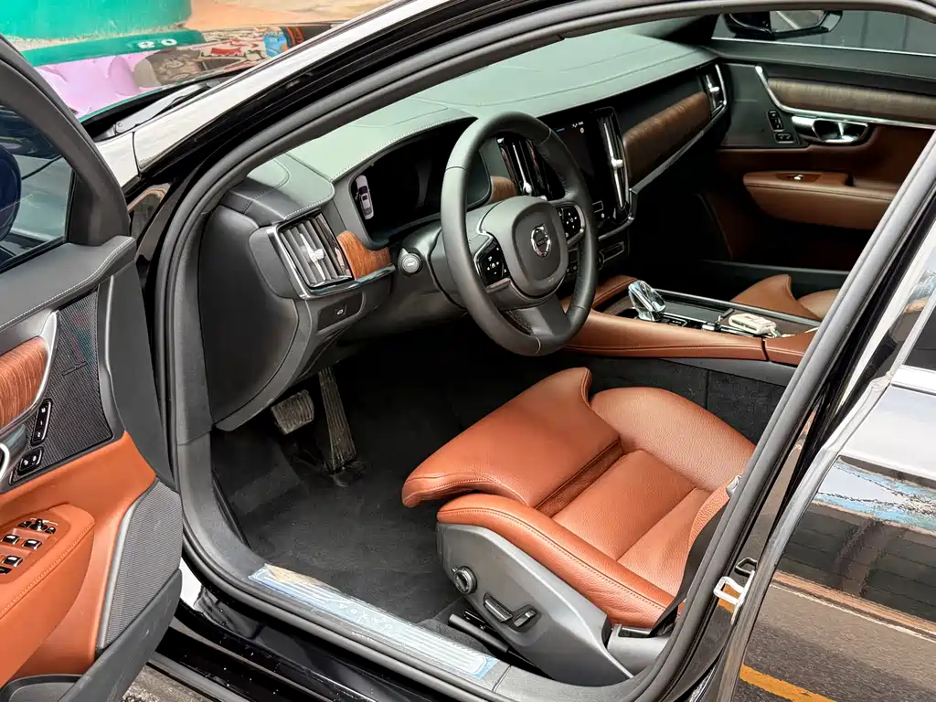 Volvo S90 2024 B5 Luxury