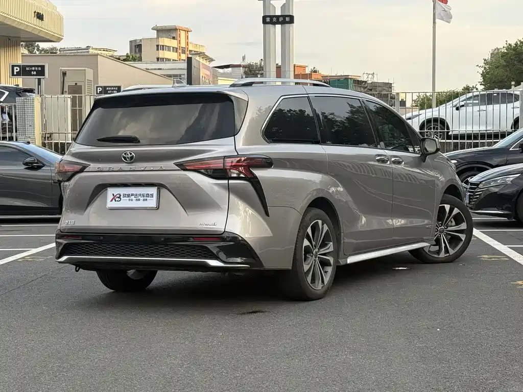 Toyota Granvia — миниатюра 5