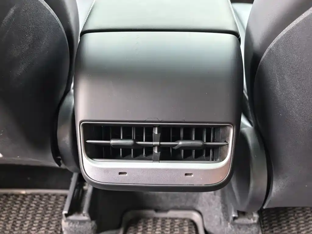 Tesla Model Y — миниатюра 10