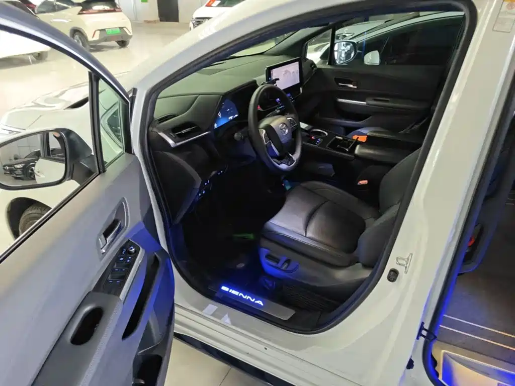 Toyota Sienna — миниатюра 16