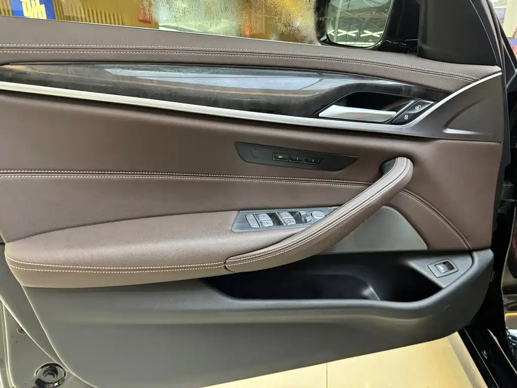 BMW 5 Series — миниатюра 10