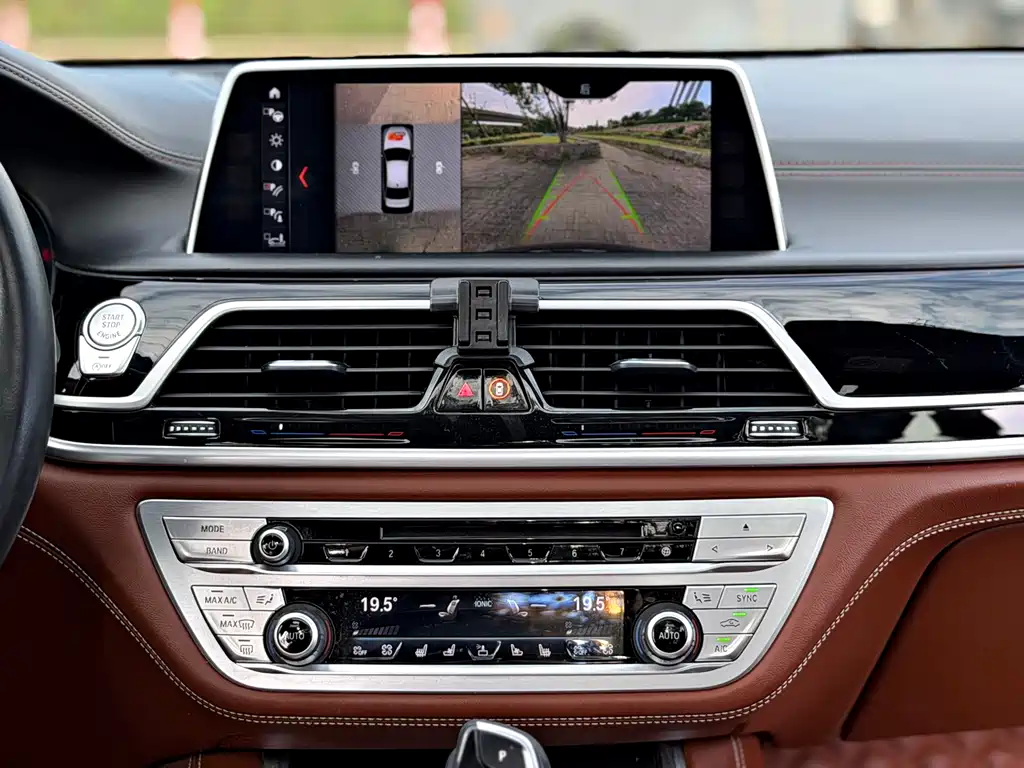 BMW 7 Series — миниатюра 12