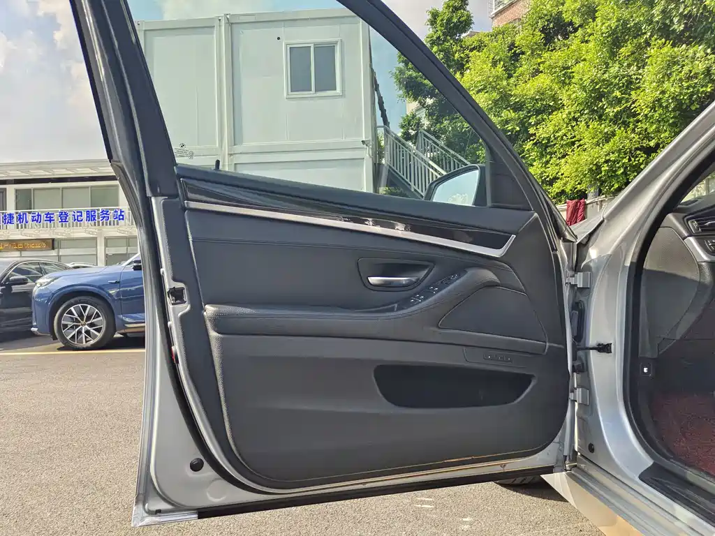BMW 5 Series — миниатюра 11