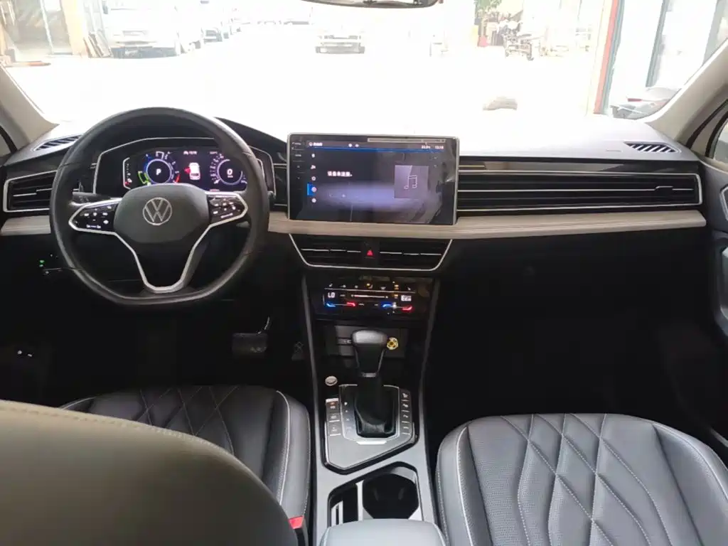 Volkswagen Tiguan L PHEV — миниатюра 10