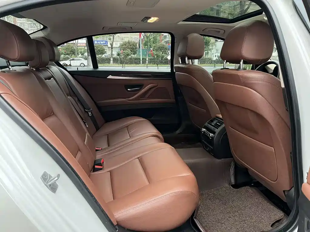 BMW 5 Series — миниатюра 14